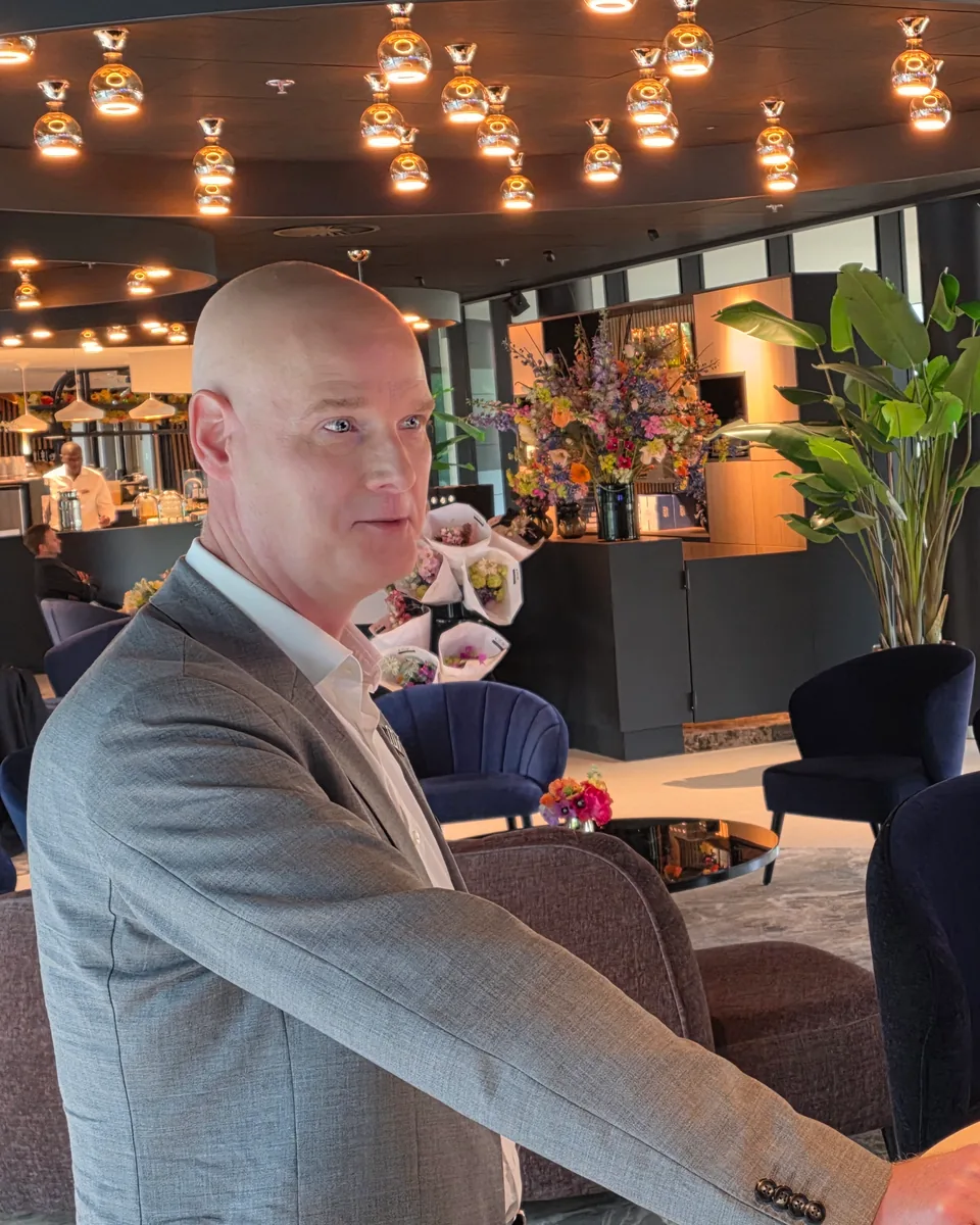 Remco van der Tak in gesprek tijdens een zakelijke bijeenkomst